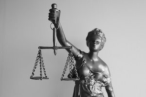 Orange County Criminal Defense Black and White Photo of a Lady Justice Statue